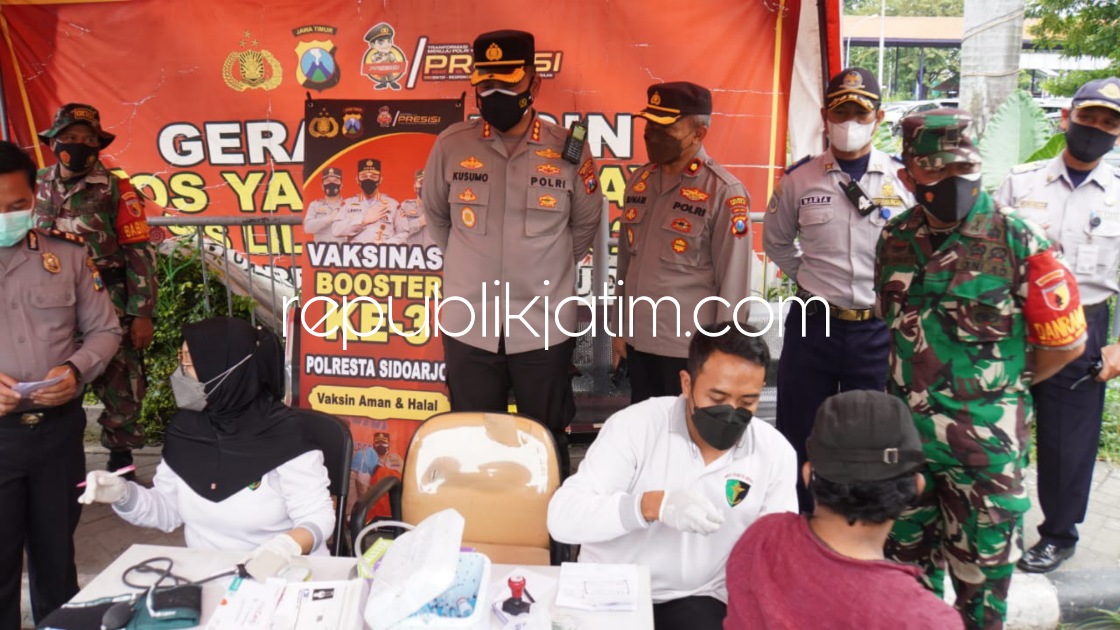 BOOSTER - Kapolresta Sidoarjo, Kombes Pol Kusumo Wahyu Bintoro mengecek vaksinasi booster yang tidak hanya menyasar orang lanjut usia, tapi juga di fasilitas umum seperti Terminal Bus Purabaya, Bungurasih, Kecamatan Waru, Rabu (23/02/2022).