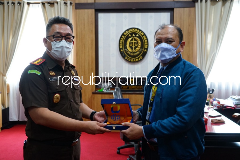 KUNJUNGAN - Plt Kepala Kantor Wilayah Direktorat Jenderal Pajak Jawa Timur II Dudung Rudi Hendratna didampingi pejabat lainnya mengunjungi Kejari dan Polresta Sidoarjo, Rabu (23/02/2022). 