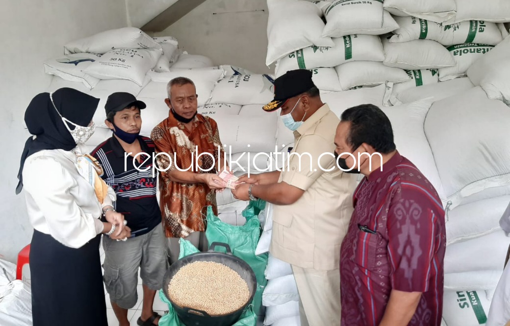 SIDAK - Anggota Fraksi Gerindra DPR RI, Rahmat Muhajirin dan anggota DPRD Sidoarjo Mimik Idayana menggelar sidak harga kedelai impor ke agen kedelai di Desa Sedenganmijen, Kecamatan Krian, Sidoarjo, Rabu (23/02/2022). 