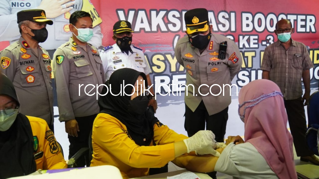 VAKSIN - Kapolresta Sidoarjo Kombes Pol Kusumo Wahyu Bintoro mengecek vaksinasi di Terminal Bus Purabaya, Bungurasih, Kecamatan Waru, Sidoarjo dengan menyediakan 300 dosis, Kamis (24/02/2022).