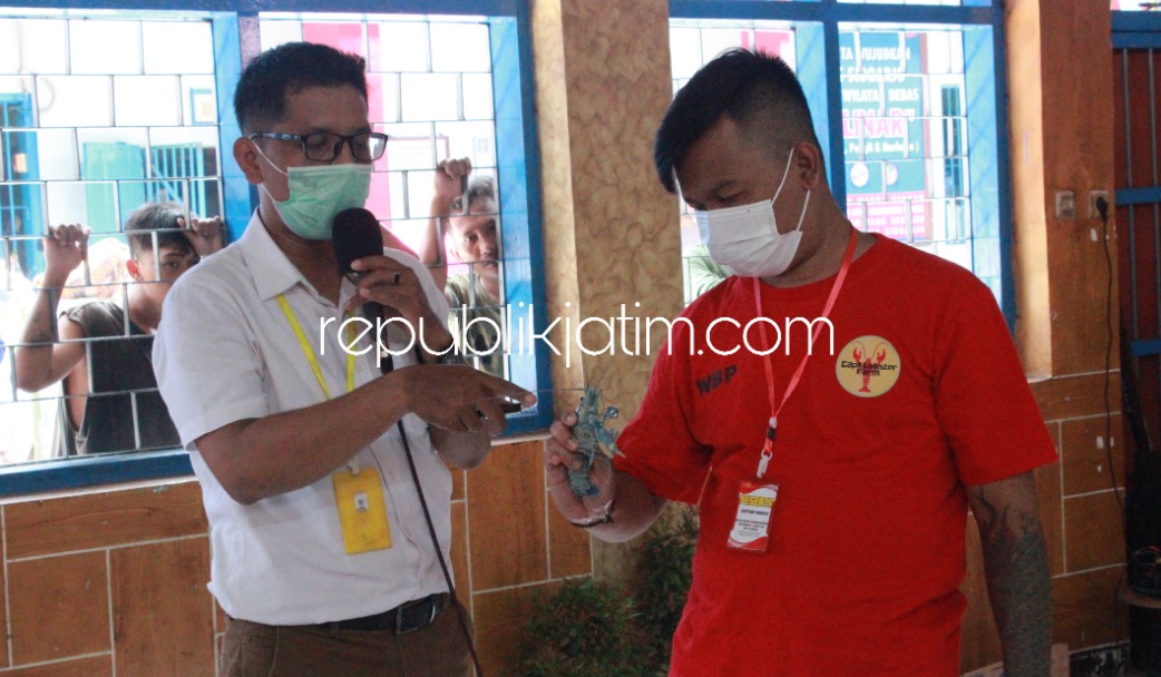 PELATIHAN - Kalapas Sidoarjo, Teguh Pamuji membuka acara pelatihan budidaya lobster bagi 20 napi Lapas Sidoarjo untuk kemandirian, Kamis (24/02/2022). 