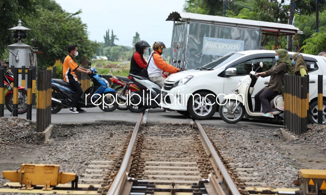 PERLINTASAN - Perlintasan KA Krian yang kerap memicu kemacetan bakal ditunjang pembangunan Flyover Krian untuk mengurangi angka kemacetan di ruas jalan utama itu, Kamis (24/02/2022).