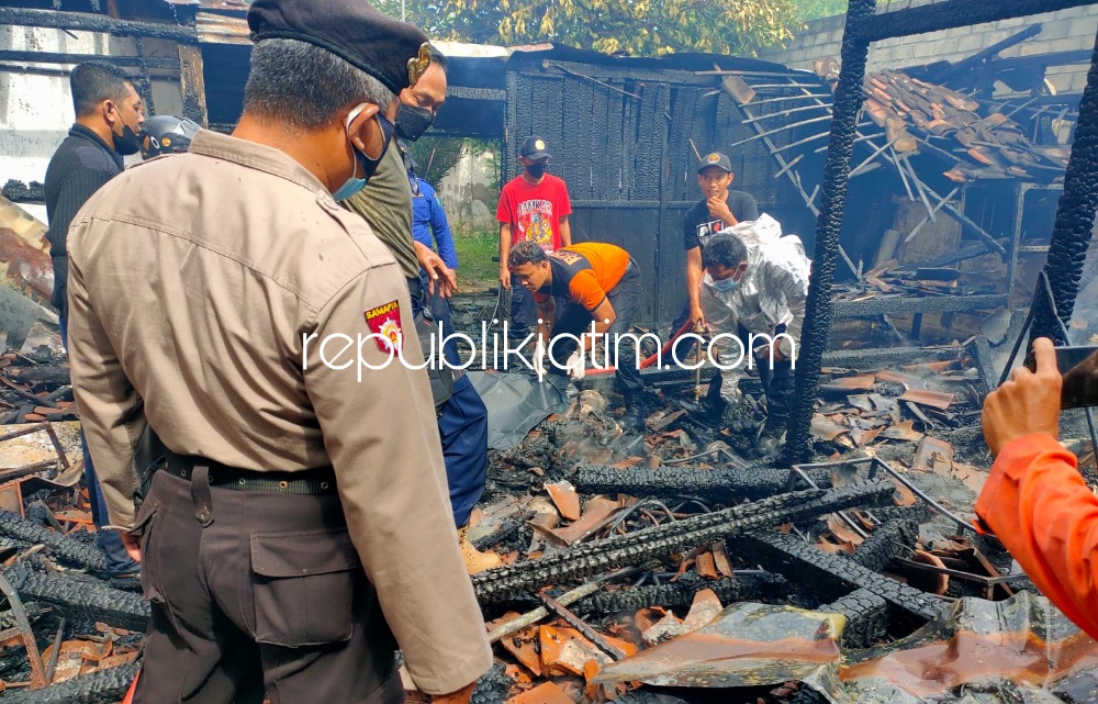 TERBAKAR - Sebuah rumah megah di JL Sultan Agung No 78 Kelurahan Nologaten, Kecamatan/Kabupaten Ponorogo ludes terbakar dan penghuni meninggal dunia terperangkap api, Kamis (24/02/2022). 