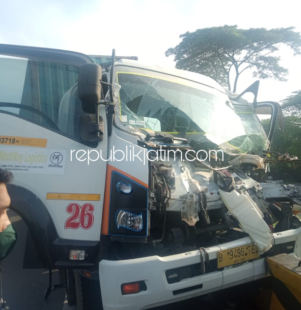 RINGSEK - Tractor Head bernopol B 9496 TEJ warna Putih yang dikemudikan Fahru Roji (25) warga Kampung Kebagusan, Kecamatan Curug Bitung, Lebak, Banten menabrak truk di depannya di JL Tol Sidoarjo - Porong, Jumat (25/02/2022).