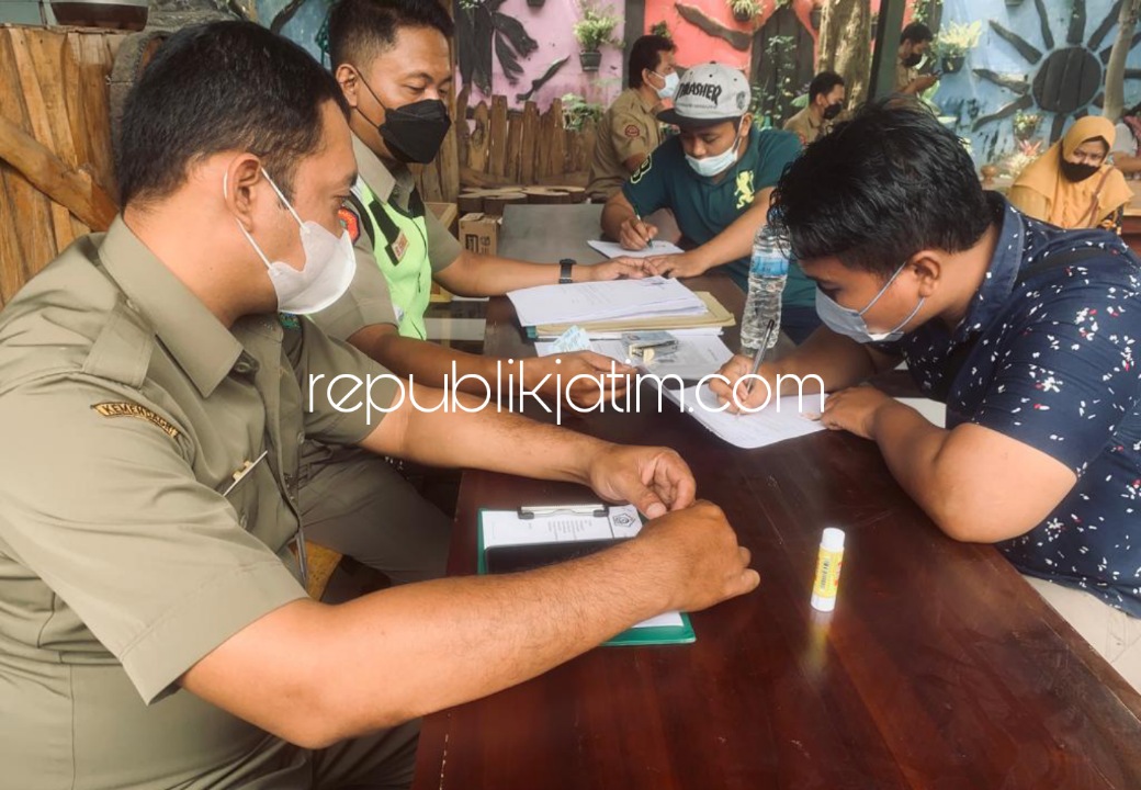 PELANGGAR - Sebanyak 14 orang yang tertangkap basah membuang sampah sembarangan di sepanjang JL Taman Pinang Indah dan JL Gading Fajar, Sidoarjo ditindak langsung polisi sampah DLHK Pemkab Sidoarjo, Jumat (25/02/2022).