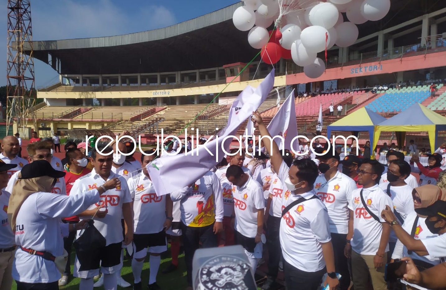TANDING - Tim Sepak Bola DPD Partai Gerindra Jatim bertanding dengan tim Siwo PWI Jatim ditandai Kick Off yang dilakukan Sekjen DPP Partai Gerindra, Ahmad Muzani di Stadion Gelora Delta Sidoarjo, Sabtu (26/02/2022).