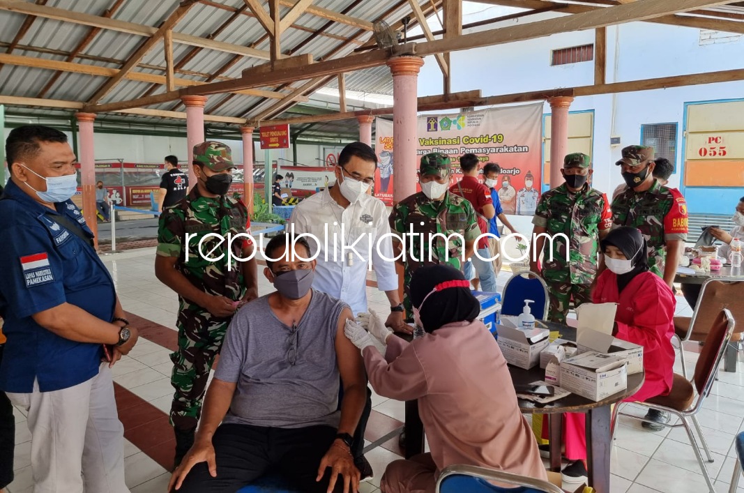 BOOSTER - Lapas Surabaya Kanwil Kemenkumham Jatim memulai vaksinasi Covid-19 dosis ketiga (booster) dengan total ada 160 orang yang divaksin, Sabtu (26/02/2022).