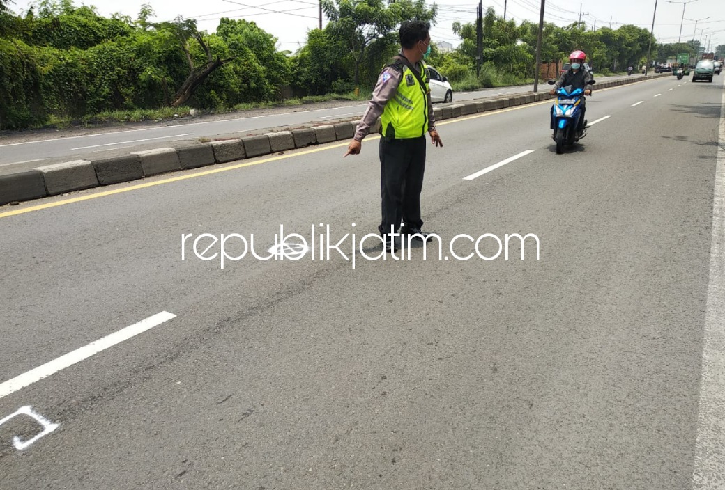 OLAH TKP - Para petugas Unit Laka, Satuan Lantas, Polresta Sidoarjo menggelar olah TKP lokasi kecelakaan motor tersenggol truk kabur di JL Raya Trosobo, Kecamatan Taman, Sidoarjo, Sabtu (26/02/2022).