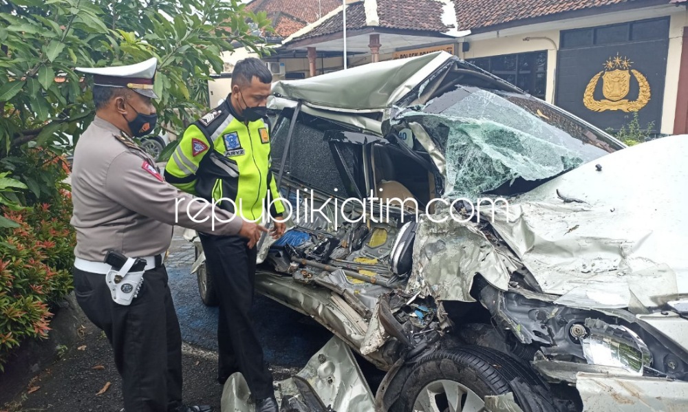 REMUK - Mobil Toyota Innova bernopol S 1864 NY remuk usai ditabrak truk dan dua motor lainnya juga mengalami kerusakan usai diseruduk di JL Raya Prambon, Sidoarjo, Senin (28/02/2022).