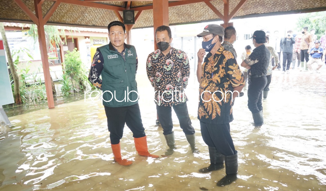 LANGGANAN BANJIR - Wabup Sidoarjo, Subandi didampingi Kepala BPBD Dwijo Prawito, Kepala Dinas Sosial M Asrofi dan Plt Ketua Baznas M Ilhamudin meninjau lokasi langganan banjir Balai Desa Pesawahan, Kecamatan Porong, Selasa (01/03/2022). 