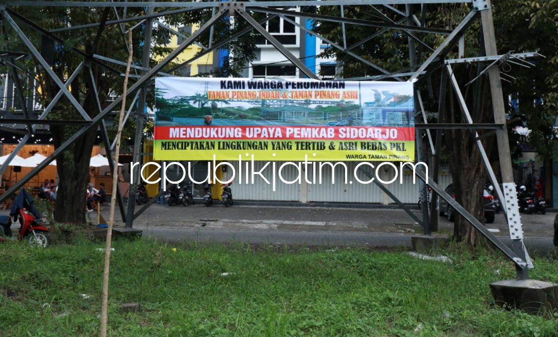 DUKUNG - Langkah Pemkab Sidoarjo menjadikan Jalan Perumahan Taman Pinang Indah (TPI) hingga Gading Fajar menjadi kawasan bebas sampah mendapat dukungan warga Sidoarjo salah satunya warga TPI dengan memasang spanduk dukungan, Selasa (01/03/2022).