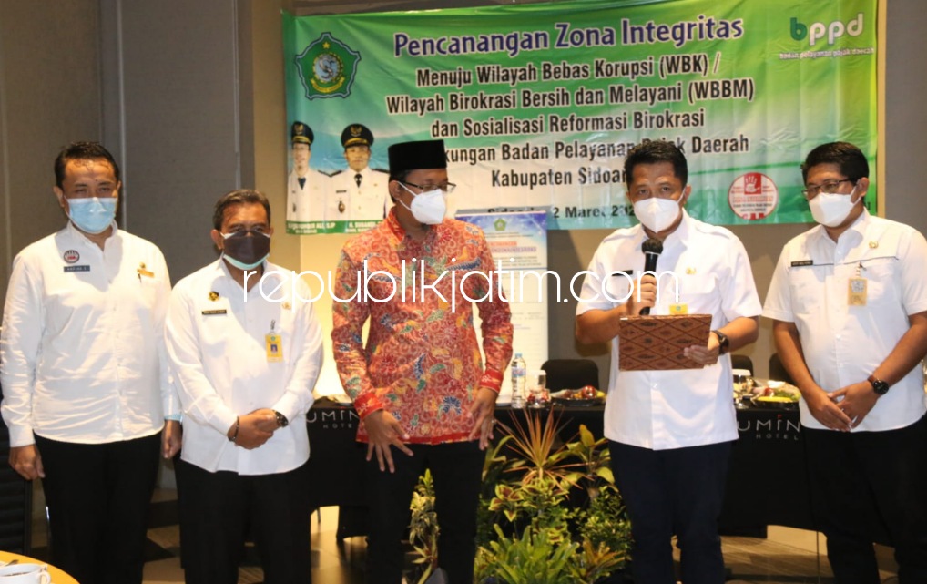 CANANGKAN - Badan Pelayanan Pajak Daerah (BPPD) Sidoarjo mencanangkan zona integritas menuju Wilayah Bebas Korupsi (WBK) dan Wilayah Birokrasi Bersih dan Melayani (WBBM) disaksikan Bupati Sidoarjo, Ahmad Muhdlor Ali di Hotel Luminor, Rabu (02/03/2022). 