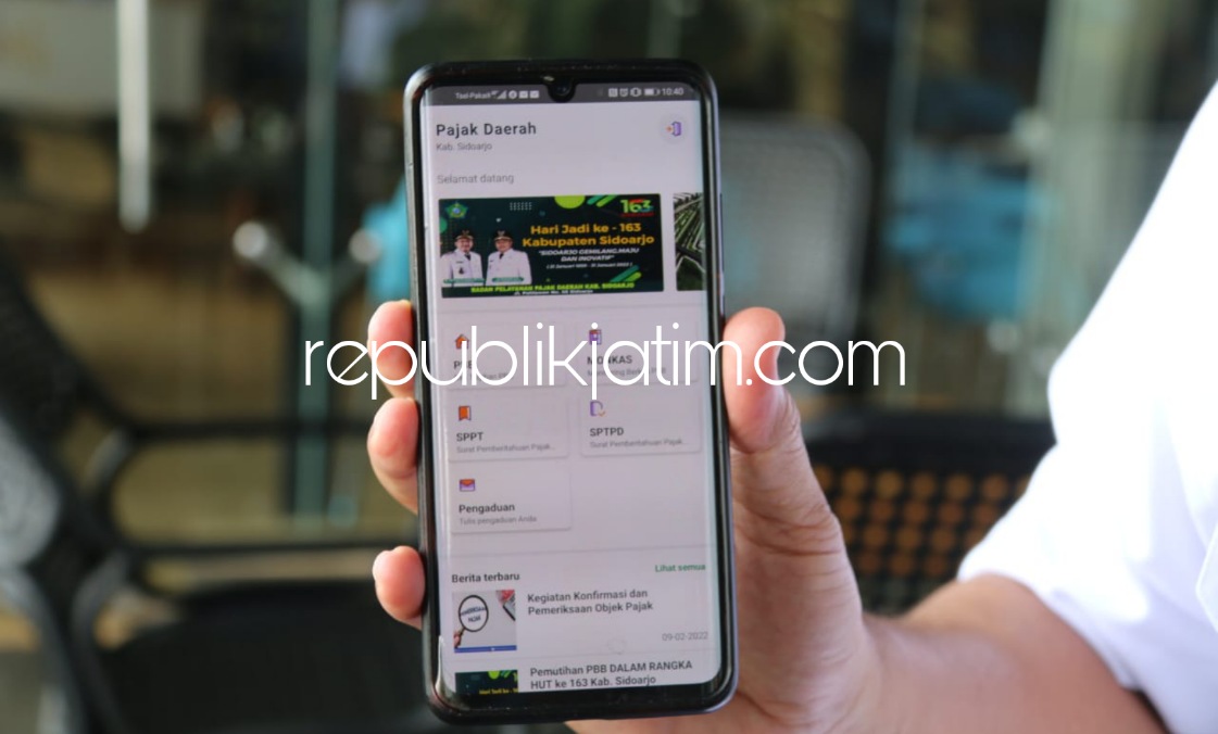 ONLINE - Kepala BPPD Pemkab Sidoarjo, Ari Suryono menunjukkan aplikasi playstore layanan pajak online, Rabu (02/03/2022).