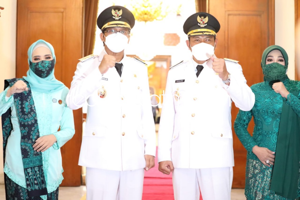 Bupati dan Wakil Bupati Sidoarjo, Ahmad Muhdlor Ali dan Subandi didampingi istrinya masing-masing saat pelantikan setahun lalu.
