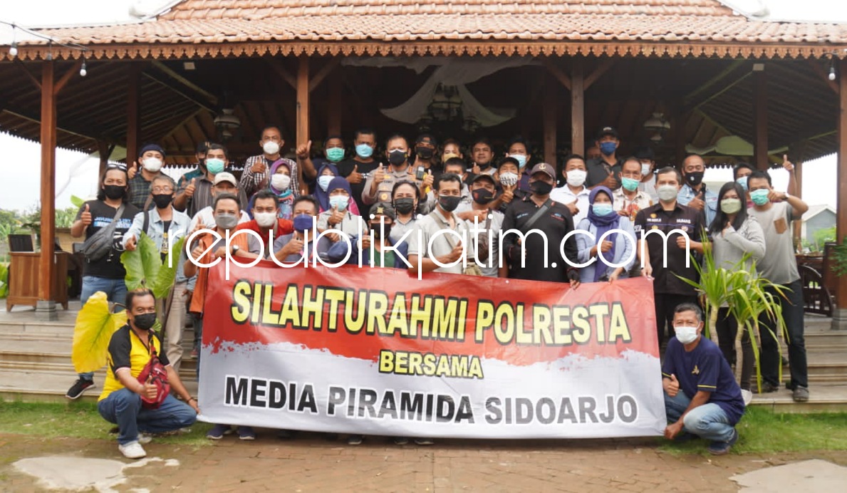 SINERGI - Kapolresta Sidoarjo, Kombes Pol Kusumo Wahyu Bintoro bersama jajaran menjalin soliditas dan sinergitas bersama awak media dengan Ngopi Bareng Media Piramida Sidoarjo, di Wedangan Joglo, Desa Sumput, Sidoarjo, Jumat (04/03/2022).