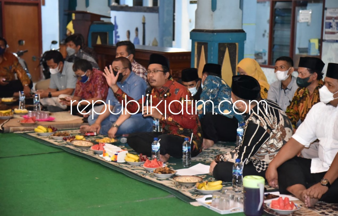 TAMPUNG - Bupati Sidoarjo, Ahmad Muhdlor Ali (Gus Muhdlor) menampung aspirasi warga Desa Grinting, Kecamatan Tulangan, Sidoarjo, Kamis (03/03/2022) malam.