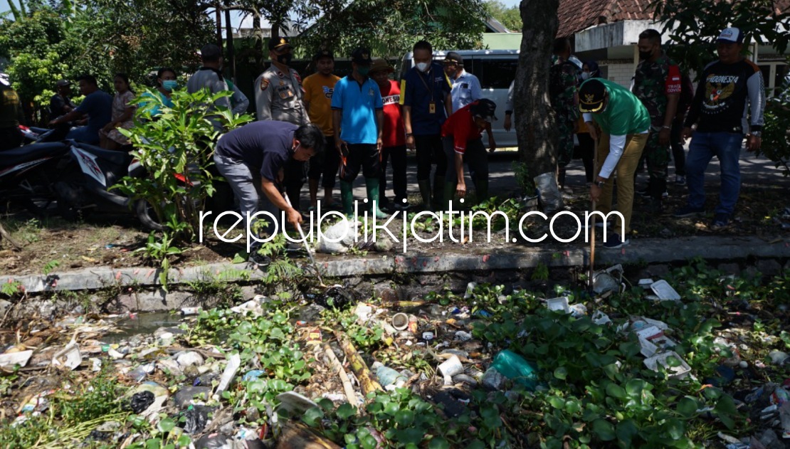 SIDAK - Wabup Sidoarjo Subandi sidak di Desa Kedung Banteng dan Desa Kalidawir yang setiap tahun menjadi langganan banjir didampingi Camat Tanggulangin Sabino Mariano, Kepala DLHK M Bahrul Amig, Forkopimka dan sejumlah perangkat desa, Jumat (04/03/2022).