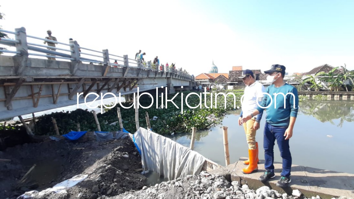 SIDAK - Wabup Sidoarjo, Subandi menggelar sidak pembangunan jembatan Desa Segorotambak, Kecamatan Sedati penghubung sejumlah desa di Kecamatan Waru, Sidoarjo, Sabtu (05/03/2022).