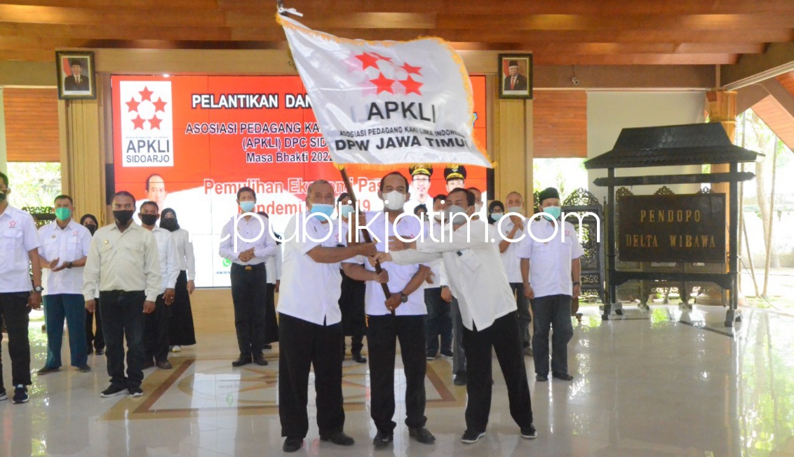 PELANTIKAN - Bupati Sidoarjo, Ahmad Muhdlor Ali siap bersinergi dengan para PKL saat pelantikan pengurus DPC Asosiasi Pedagang Kaki Lima Indonesia (APKLI) Sidoarjo masa bhakti Tahun 2022 - 2025 di Pendopo Delta Wibawa, Sabtu (05/03/2022).