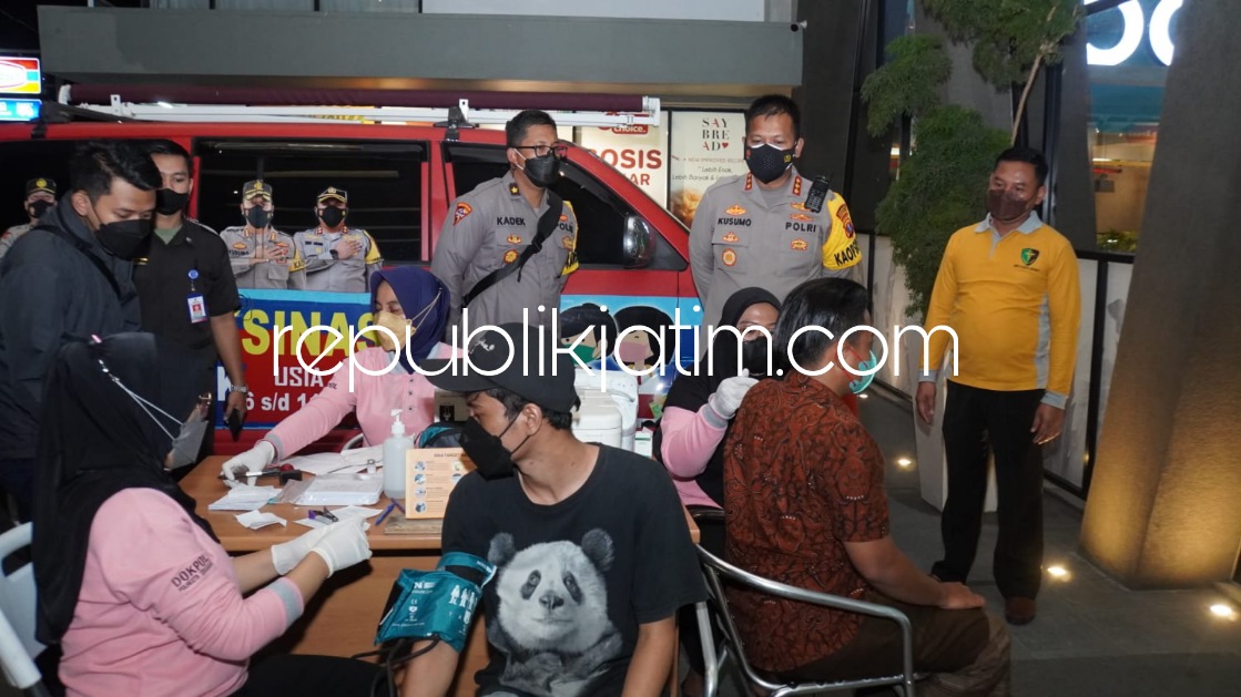 BOOSTER - Kapolresta Sidoarjo, Kombes Pol Kusumo Wahyu Bintoro memantau akselerasi vaksinasi dosis ketiga (booster) dengan sasaran penghuni apartemen di Amega Crown Residence, Desa Tambakoso, Kecamatan Waru, Sabtu (05/03/2022) malam.