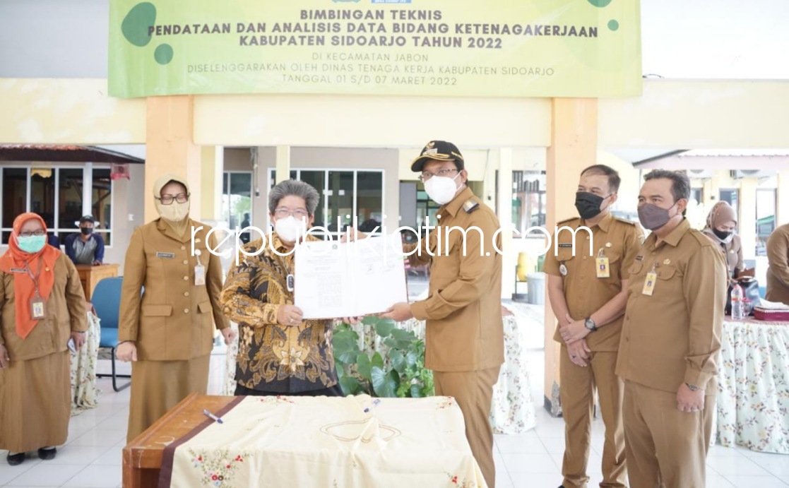 MoU - MoU tentang Penyiapan Tenaga Kerja di Kawasan Industri Sidoarjo (KIS) ditandatangani Bupati Sidoarjo Ahmad Muhdlor (Gus Muhdlor), Kepala Dinas Tenaga Kerja Fenny Apridawati dan Direktur PT KIS Eska Kanasut disaksikan warga Jabon, Senin (07/03/2022).