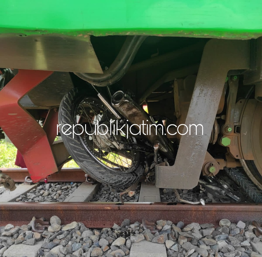 TEWAS - Warga mengevakuasi pengendara motor Honda Supra bernopol W 6459 SK Anita Tunggal Yanti (40) warga Cangkring Kelurahan Sidokare, Kecamatan Sidoarjo yang tewas tertabrak KA Jenggala di perlintasan Desa Sumokali, Kecamatan Candi, Selasa (08/03/2022).