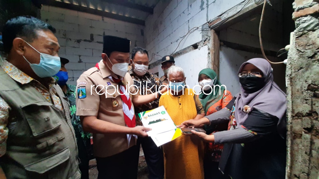 BANTUAN - Wabup Sidoarjo, Subandi bersama Plt Ketua BAZNAS Sidoarjo, M Ilhammudin dan Kepala Desa Kedungrejo, Nico Oktavian mengunjungi rumah Mbah Bakriyah (68) warga Desa Kedungrejo, Kecamatan Waru yang hidup sebatang kara, Selasa (08/03/2022).