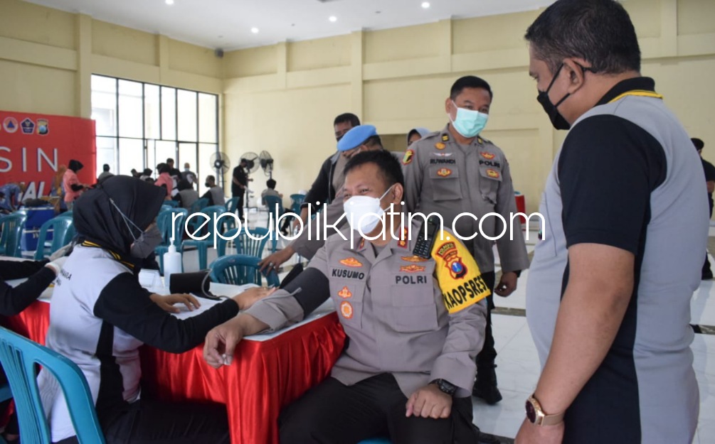 Kapolresta Sidoarjo Komisaris Besar Polisi Kusumo Wahyu Bintoro bersama anggota dan ASN Polresta Sidoarjo, mengikuti pemeriksaan kesehatan (Rikkes) berkala dari Biddokes Polda Jawa Timur, pada Selasa (08/03/2022).