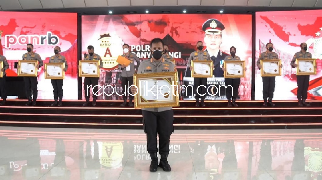 LAYANAN PRIMA - Kapolresta Sidoarjo Kombes Pol Kusumo Wahyu Bintoro menerima penghargaan pelayanan publik predikat A untuk kategori Pelayanan Prima Tahun 2021 jajaran Polres, Polresta, Polrestabes serta Polres Metro se Indonesia, Kamis (10/03/2022).