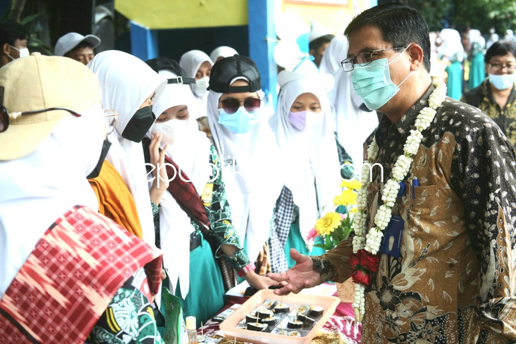 ENTERPRENEUR DAYS - Dalam rangka melaksanakan Kurikulum Merdeka SMPN 4 Sidoarjo (Spenivda) menggelar Entrepreneur Days di halaman sekolah dengan menyajikan berbagai makanan olahan berbahan lele, Kamis (10/03/2022). 