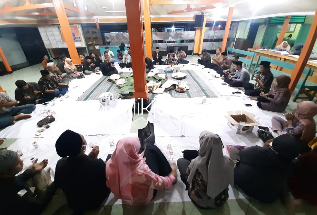 RUWAH DESA - Pemuka agama saat memimpin doa ruwah desa di pendopo Balai Desa Bakungtemenggungan, Kecamatan Balongbendo, Sidoarjo, Kamis (10/03/2022) malam.