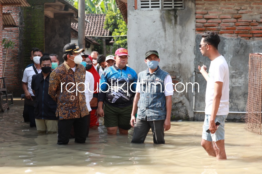 BANJIR - Bupati Sidoarjo Ahmad Muhdlor Ali (Gus Muhdlor) menetapkan tiga desa di Kecamatan Taman di samping Kali Mas menjadi daerah rawan bencana, Jumat (11/03/2022). 