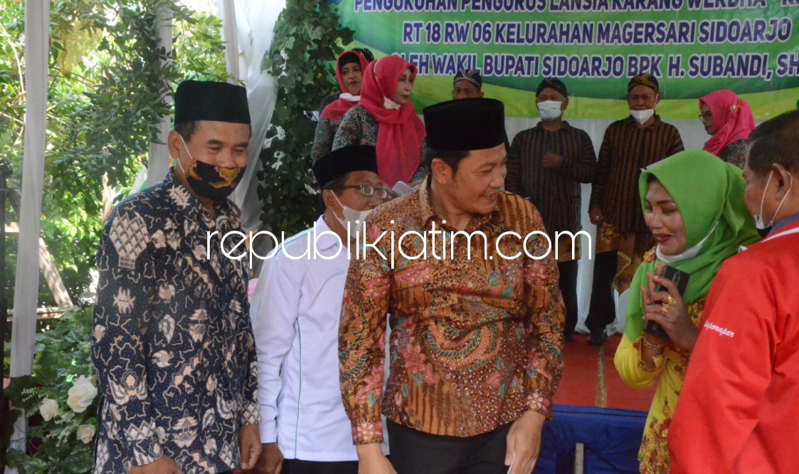 KUKUHKAN - Wabup Sidoarjo, Subandi selaku Ketua Komda Lansia Sidoarjo mensupport para lansia untuk tetap berkarya saat pengukuhan Pengurus Lanjut Usia Karang Werda 'Krisna' RT 18, RW 6, Kelurahan Magersari, Kecamatan Sidoarjo, Minggu (13/05/2022). 