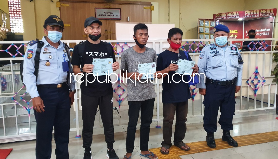 BEBAS - Warga Binaan Pemasyarakatan (WBP) kasus terorisme, Mukarram bin Sabirin dinyatakan bebas dari Lapas Kelas I Surabaya di Porong, Sidoarjo melalui program integrasi Pembebasan Bersyarat (PB), Selasa (15/03/2022).