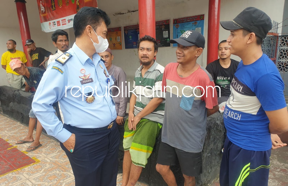 DIALOG - Kadiv Pemasyarakatan Kanwil Kemenkumham Jatim, Teguh Wibowo melakukan pendekatan langsung kepada Warga Binaan Pemasyarakatan (WBP) yang menghuni Rutan Medaeng, Waru, Sidoarjo yang dipimpin Wahyu Hendrajati ini, Selasa (15/03/2022).