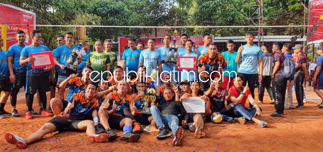 TURNAMEN - Memainkan dua pertandingan penting lapangan volley ball Lapas Kelas I Surabaya (Latubaya) di Kebonagung, Kecamatan Porong, Sidoarjo dipenuhi penonton mulai pegawai Latubaya, tim peserta hingga warga sekitar, Selasa (15/03/2022).