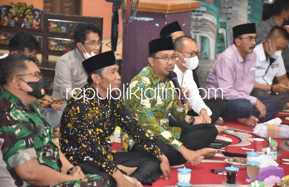 ASPIRASI - Bupati Sidoarjo, Ahmad Muhdlor Ali (Gus Muhdlor) menampung aspirasi warga saat cangkrukan di Balai Desa Barengkrajan, Kecamatan Krian, Sidoarjo, Rabu (16/03/2022) malam.