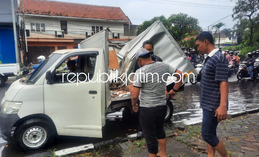 EVAKUASI - Sejumlah petugas mengevakuasi pohon dan korban terluka dalam peristiwa pohon tumbang di JL A Yani, Pucang dan JL Mojopahit, Celep, Sidoarjo, Sabtu (19/03/2022) sore.