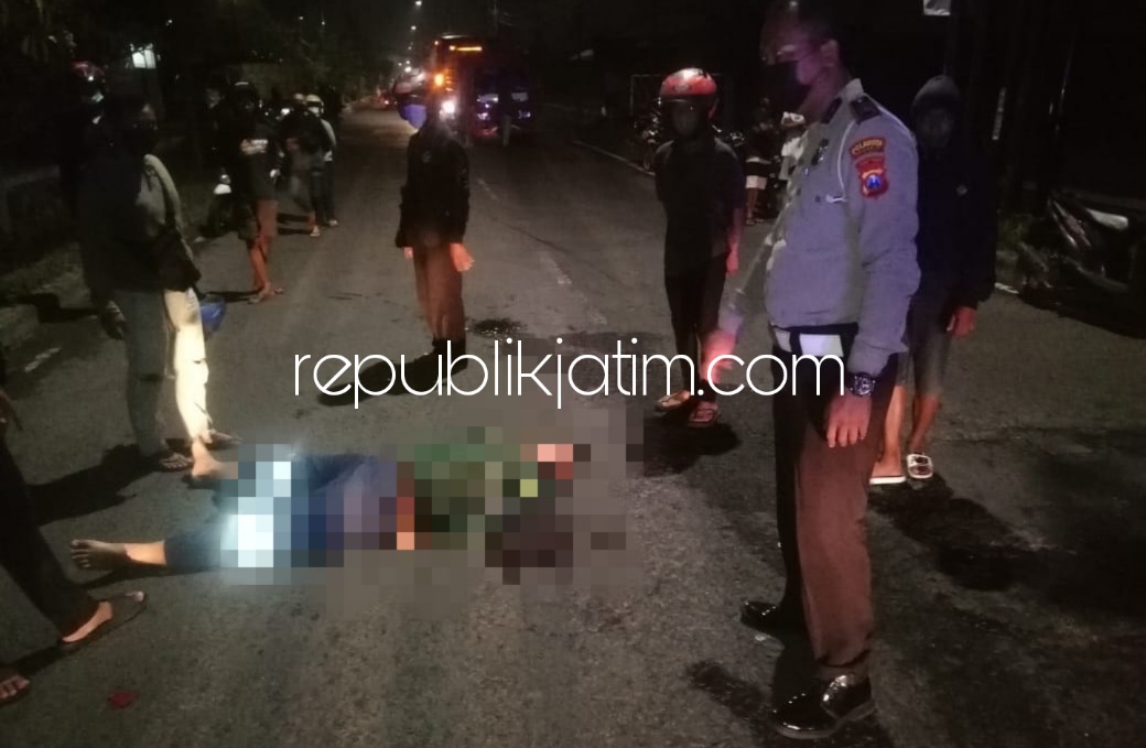 EVAKUASI - Sejumlah petugas mengevakuasi korban kecelakaan motor tabrak motor di JL Raya Dungus, Kecamatan Sukodono, Sidoarjo yang menyebabkan seorang korban meninggal dunia dan seorang korban terluka, Minggu (20/03/2022) dini hari.