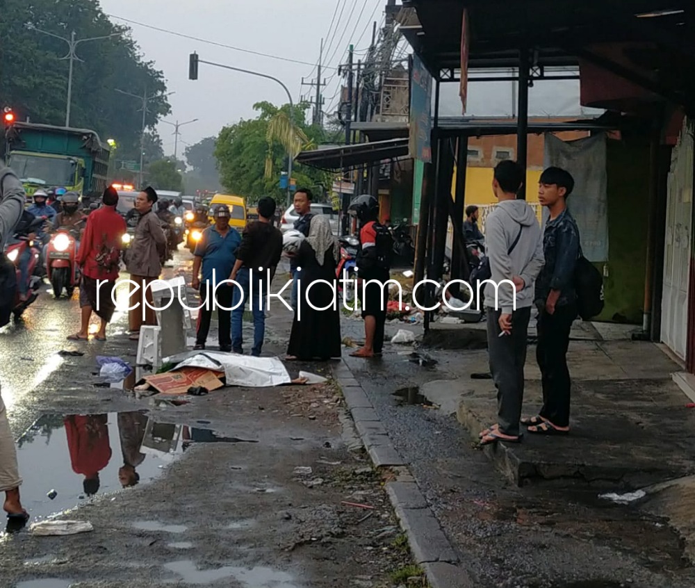 TKP - Sejumlah petugas Unit Laka, Satuan Lantas, Polresta Sidoarjo melaksanakan olah TKP tewasnya Ny Sakimah (50) yang tertabrak motor di JL Raya Tebel, Kecamatan Gedangan, Sidoarjo, Senin (21/03/2022).