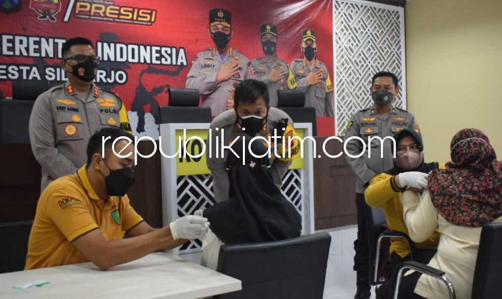 VAKSIN - kapolresta Sidoarjo, Kombes Pol Kusumo Wahyu Bintoro mengikuti vaksin yang dilaksanakan lewat Zoom Meeting bersama Wakapolri Komisaris Jenderal Gatot Eddy Pramono saat memimpin vaksinasi serentak di Pendopo Kabupaten Brebes, Senin (21/03/2022).