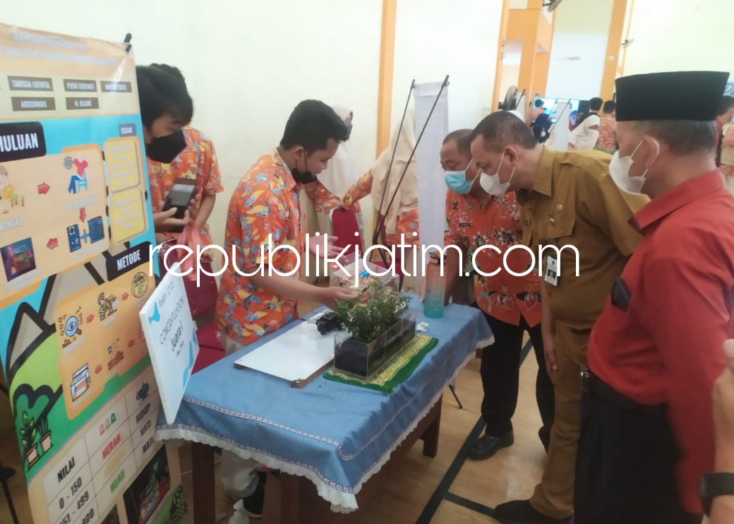 PAMERAN - SMA Muhammadiyah 1 Taman (Smamita) Sidoarjo menggelar pameran 15 karya inovasi siswa disaksikan perwakilan Cabang Dinas Pendidikan Provinsi Jatim Wilayah Kerja Surabaya-Sidoarjo dan Kepala Smamita, Zainal Arif Fakhrudi, Selasa (22/03/2022).