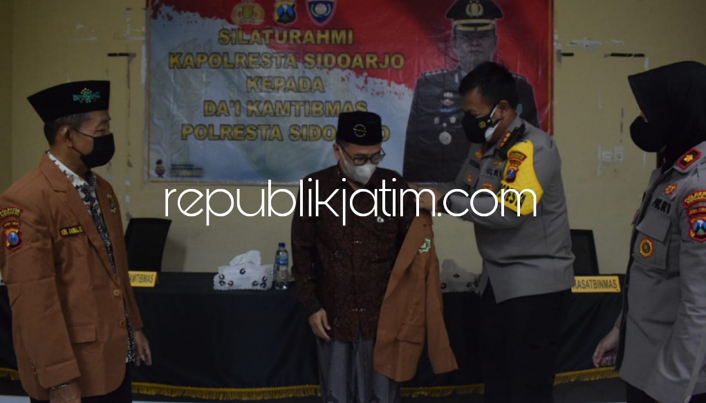 DAI - Silaturahmi bersama 20 Da’i Kamtibmas Sidoarjo, Kapolresta Sidoarjo Kombes Pol Kusumo Wahyu Bintoro mengajak para dai berkolaborasi dengan Polri dan TNI turun ke masyarakat mewujudkan kondusifitas Kamtibmas selama Ramadhan, Selasa (22/03/2022).