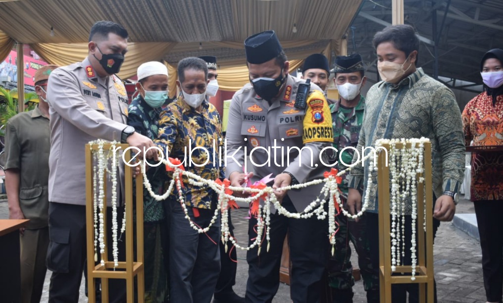 RESMIKAN - Kapolresta Sidoarjo Kombes Pol Kusumo Wahyu Bintoro dan Wakapolresta Sidoarjo AKBP Deny Agung Andriana meresmikan Musala Al Wahyu Polsek Tanggulangin, Selasa (22/03/2022).