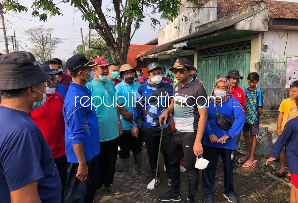 TARGET - Bupati Sidoarjo, Ahmad Muhdlor Ali menargetkan Dinas PUBM dan SDA melaksanakan normalisasi sungai di kawasan rawan banjir mulai April besok.