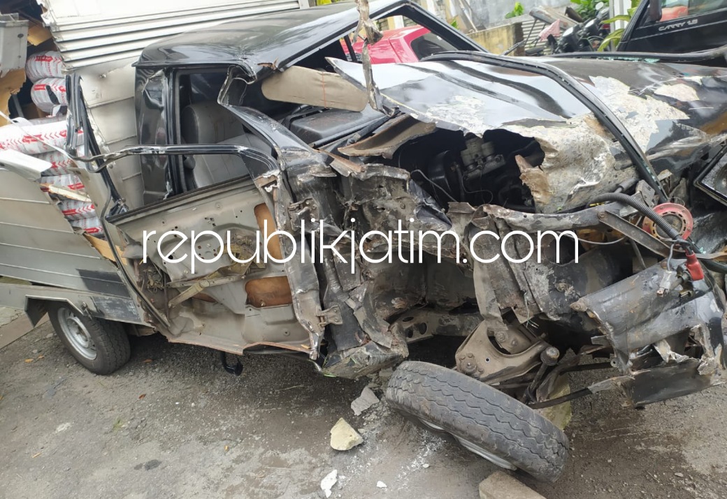 RINGSEK - Mobil box bernopol L 9106 V yang dikendarai Chusnul Yakin (36) warga JL Letjend Suprapto XlV Graha Pondok Bambu L10, Desa Kebonsari, Kecamatan Sumbersari, Jember hingga terluka dan kendaraan dievakuasi di Polsek Balongbendo, Jumat (25/03/2022).