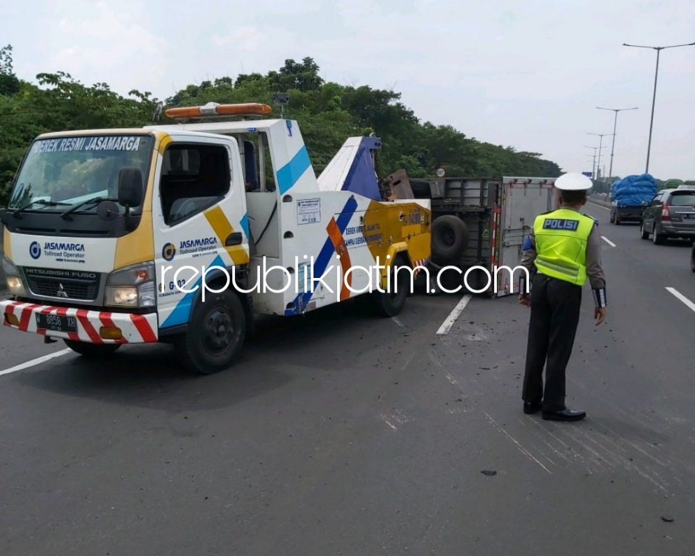 TERGULING - Sebuah mobil Isuzu Box warna putih bernopol W 9743 PA yang dikemudikan Rizky Arditya (29) warga Desa Gelam, Kecamatan Candi terguling di JL Tol Sidoarjo - Waru, Jumat (25/03/2022) sore.
