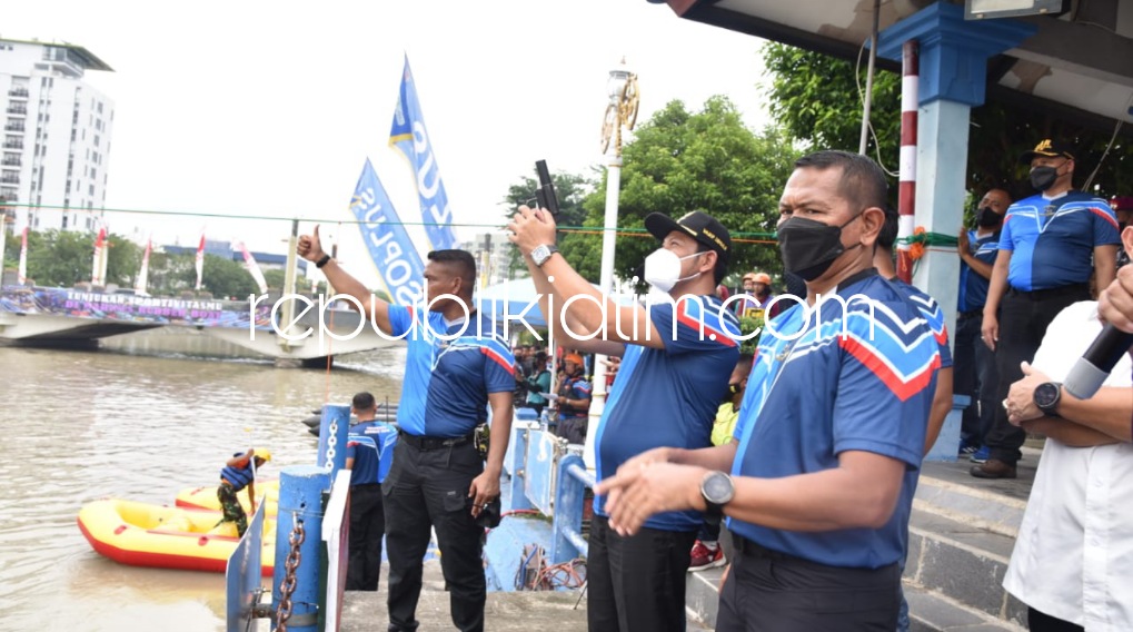 CUP - Marines Rubber Boat Race Danpasmar 2 Cup dalam memperingati HUT ke-21 Pasmar 2 Tahun 2022 dibuka Komandan Pasmar 2 Brigjen TNI (Mar) Suherlan di Monumen Kapal Selam (Monkasel) Surabaya, Jumat (25/03/2022).