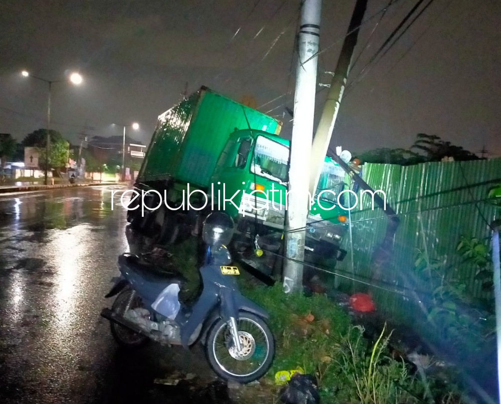 TABRAK - Truk kontainer bernopol L 8461 UD yang dikemudikan Imron Rosadi (37) warga Jl Gunadi GG Rel Surabaya menabrak tiang listrik di JL Raya Geluran, Kecamatan Taman, Sidoarjo, Sabtu (26/03/2022) dini hari.