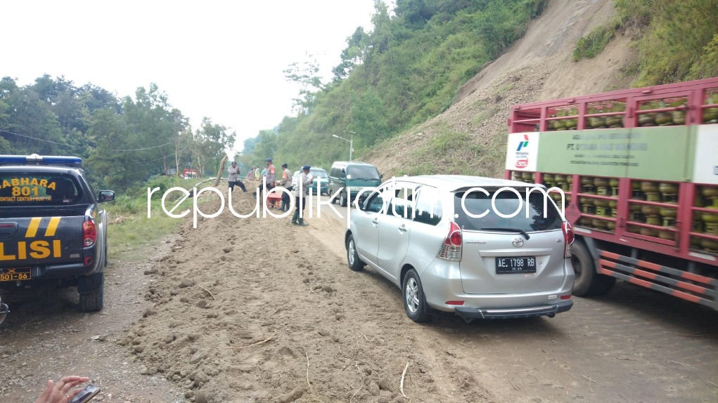 LONGSOR - Jalur utama Ponorogo - Pacitan tertimbun longsor di Desa Wates, Kecamatan Slahung, Ponorogo, Sabtu (26/03/2022) petang.